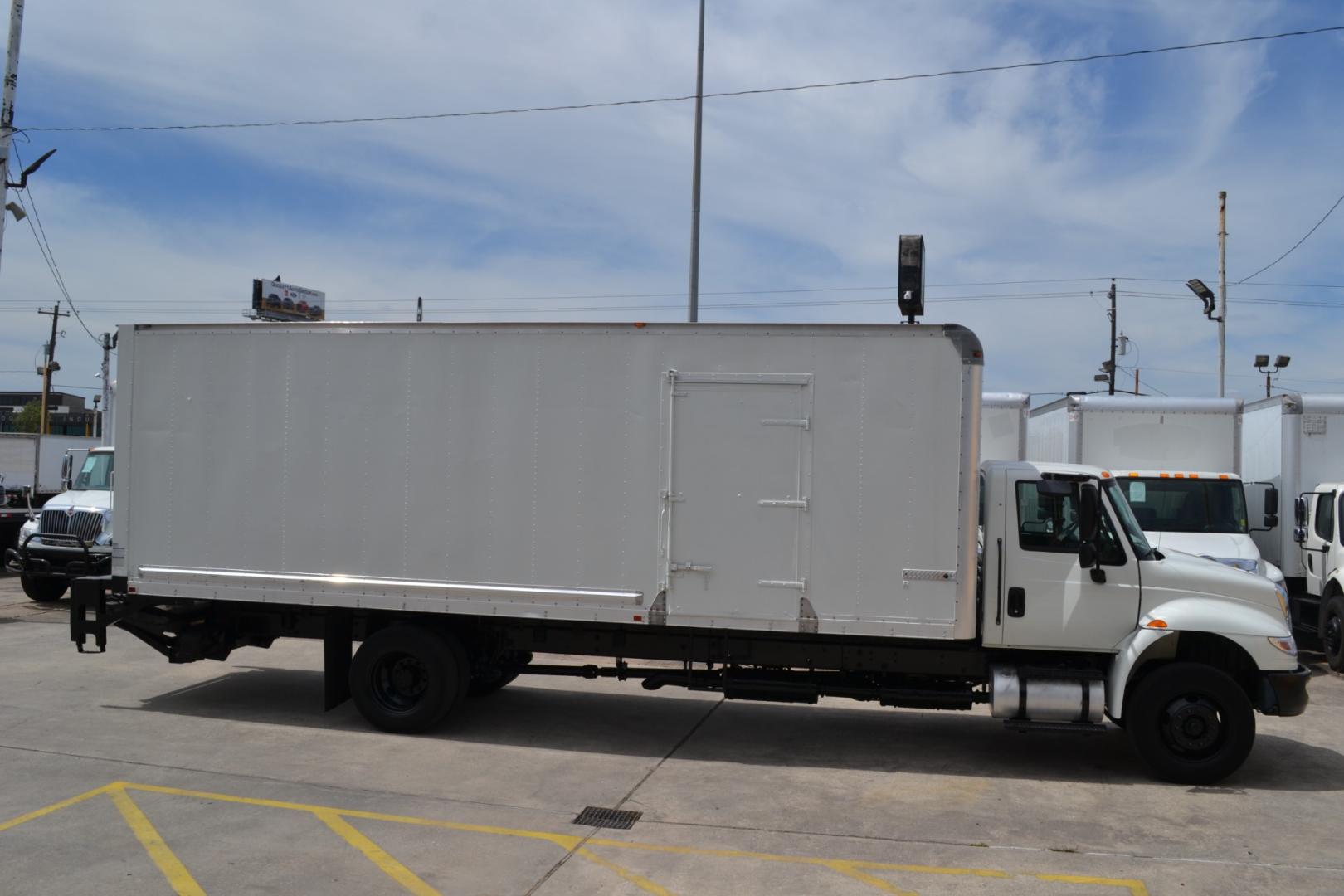 2016 WHITE /BLACK INTERNATIONAL 4300 with an CUMMINS ISB 6.7L 240HP engine, ALLISON 2500RDS AUTOMATIC transmission, located at 9172 North Fwy, Houston, TX, 77037, (713) 910-6868, 29.887470, -95.411903 - Photo#3